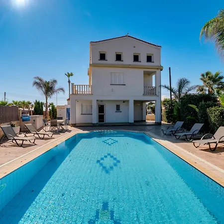 Kalisti-4 Bedroom Beachfront With Private Pool ヴィラ