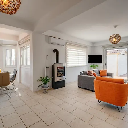 Kalisti-4 Bedroom Beachfront With Private Pool *